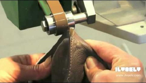 Các miếng da được may cẩn thận từng đường kim mũi chỉ.