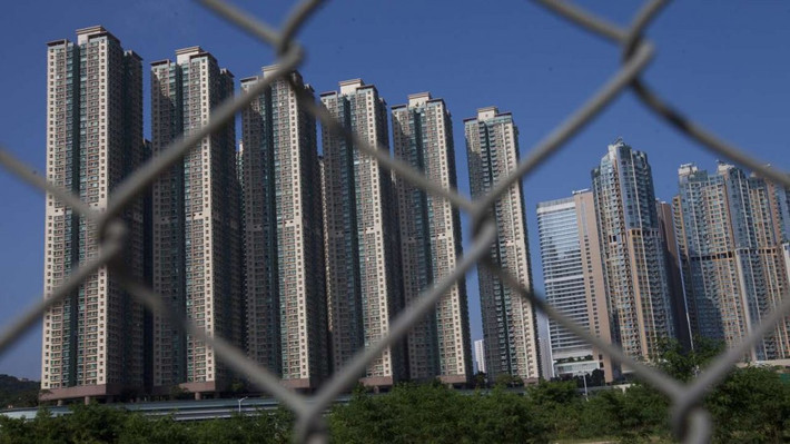 Nhiều người ở Hong Kong đã lên tiếng thúc giục chính quyền bỏ hình thức đấu thầu này, thay bằng đấu giá công khai để tăng tính minh bạch và ngăn chặn giá đất leo thang ngoài tầm kiểm soát. Ảnh: SCMP.