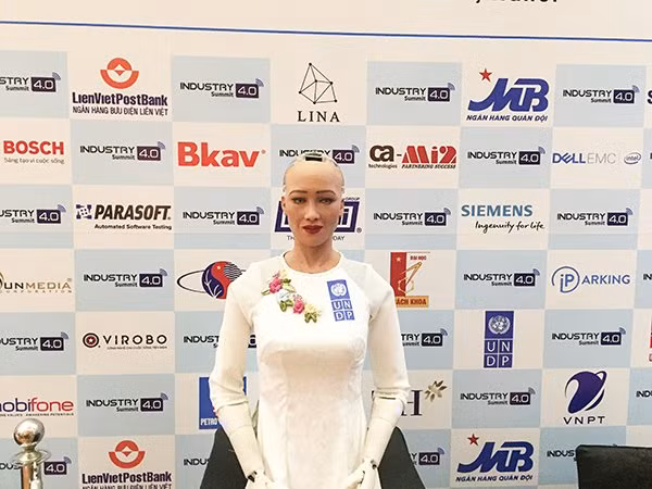 Sophia thể hiện khả năng giao tiếp ngôn ngữ và hình thể một cách tự nhiên trước hàng trăm đại biểu. Ảnh: Vietnamnet.
