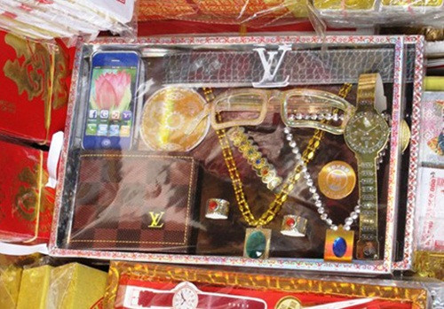 Các món đồ trang sức như dây chuyền, đồng hồ...được bày bán theo từng bộ. Ảnh: Sieuthivangma.