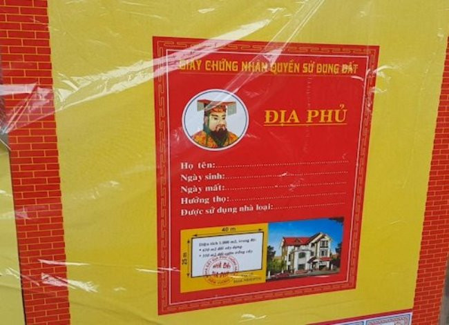 Ngoài nhà lầu, biêt thự, đồ vàng mã năm nay còn có cả sổ đỏ đốt cho người âm với chi tiết tên, tuổi, địa chỉ. Ảnh: Dân Việt.