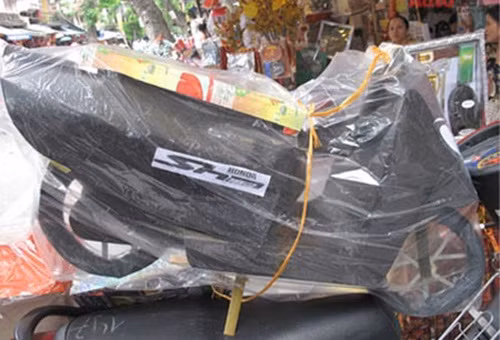 Xe SH vàng mã luôn trong tình trạng hút khách với giá trên100.000 đồng. Ảnh: Sieuthivangma.