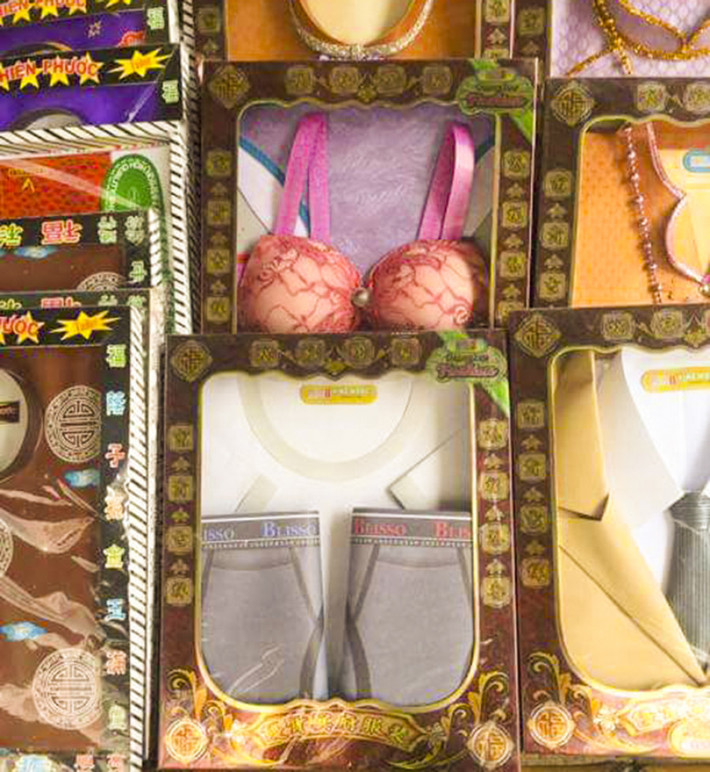 Đặc biệt, hàng mã nội y được nhiều khách hàng quan tâm trong lễ Vua lan báo hiếu năm nay với giá từ 100.000 - 150.000 đồng/bộ. Ảnh: Phunuvietnam.