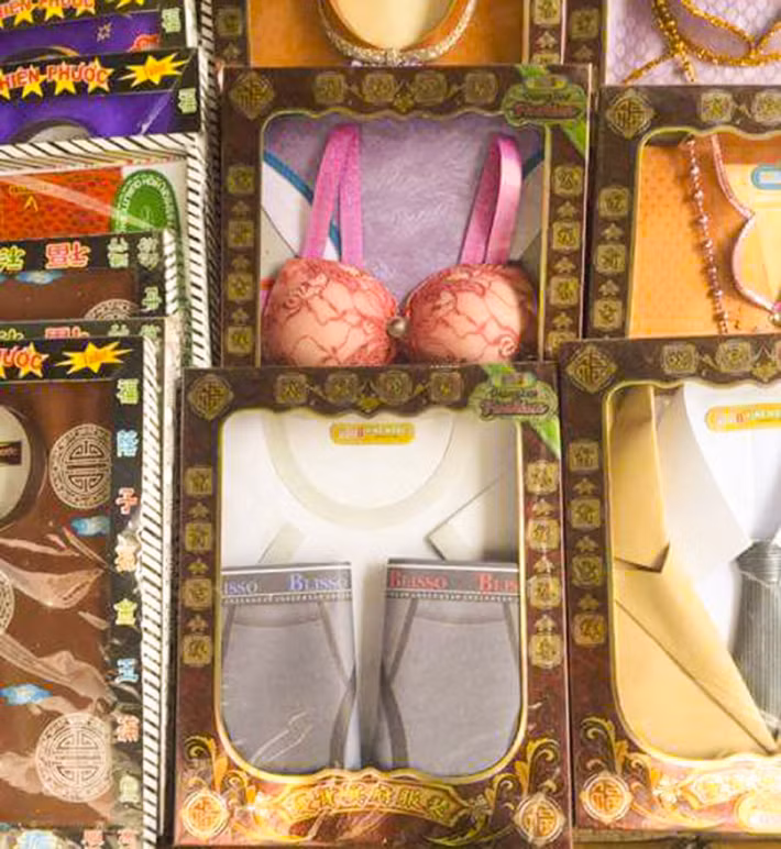 Đặc biệt, hàng mã nội y được nhiều khách hàng quan tâm trong lễ Vua lan báo hiếu năm nay với giá từ 100.000 - 150.000 đồng/bộ. Ảnh: Phunuvietnam.