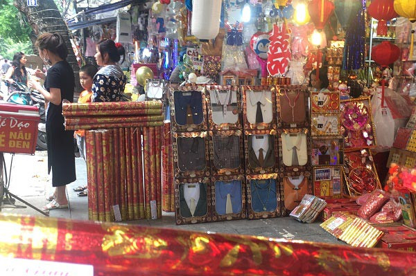 Các mặt hàng vàng mã phục vụ ngày rằm tháng 7 năm nay được thiết kế cầu kỳ và rất giống đồ thật. Ảnh: Người đưa tin.