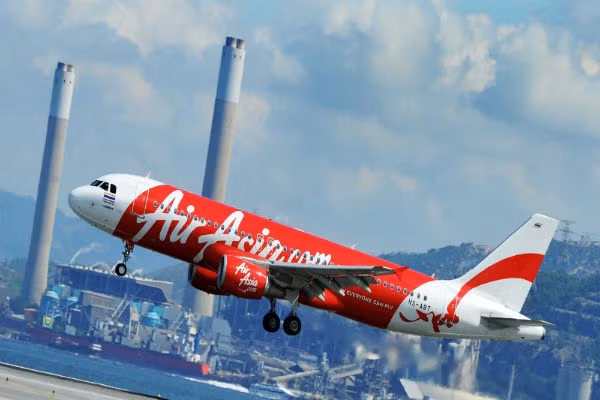 Sau hơn 10 năm, hãng hàng không AirAsia trở thành cái tên được khách du lịch châu Á tìm đến khi săn vé máy bay giá rẻ. Năm 2016, doanh thu của hãng đạt 1,12 tỷ USD. Ảnh: AirAsia.
