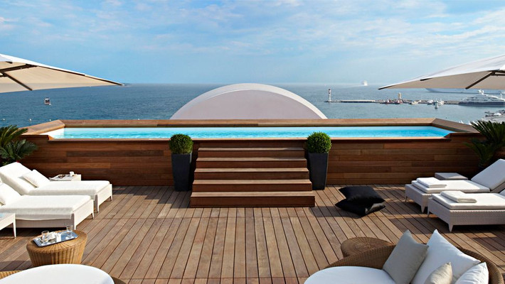 Đặc biệt, từ khách sạn có thể ngắm cảnh biển tuyệt đẹp. Ảnh: Kiwicollection.