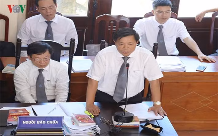 Trong phiên tòa chiều 28/5, luật sư Nguyễn Danh Huế (bảo vệ cho BVĐK tỉnh Hòa Bình) nêu quan điểm: "Hòa Bình là tỉnh nghèo, đa phần người dân là dân tộc thiểu số, hàng năm phải nhận trợ cấp từ Nhà nước nhưng tại sao mức giá chạy thận lại gấp đôi Bệnh viện Bạch Mai? Tôi đề nghị HĐXX xem xét việc này, vấn đề của cựu Giám đốc bệnh viện là rất lớn".