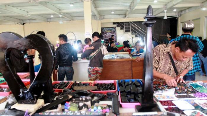 Tại thủ đô Jakarta, du khách có thể mua đá quý ở khắp nơi nhưng nổi tiếng nhất là Trung tâm Đá quý Jakarta ở Pasar Rawa Bening. Ảnh: Wartakota.