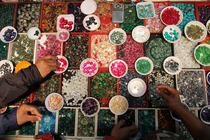 Những chiếc nhẫn tại trung tâm Đá quý Jakarta có giá từ 6 - 24 USD. Ảnh: Jalan Bareng Riky.