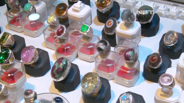 Tại đây bán đầy đủ các loại hồng ngọc, ngọc bích, ngọc lục bảo, thạch anh tím...Ảnh: Youtube.