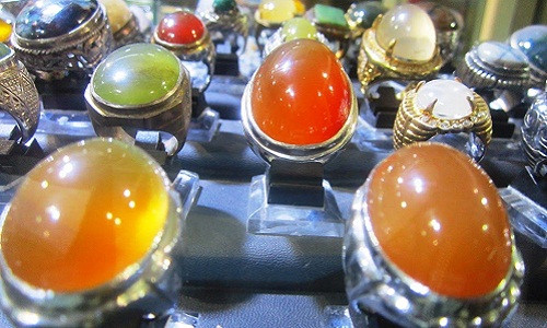 Đồ trang sức đá quý ở Indonesia thường có giá rẻ hơn so với nhiều quốc gia trên thế giới. Ảnh: Youtube.