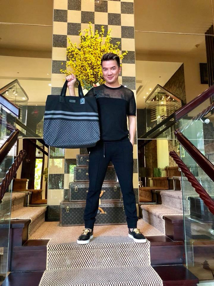 Túi của hãng Gucci 1.000 USD.