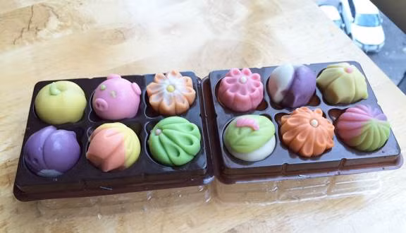 Loại bánh này được làm thủ công nên đòi hỏi sự cầu kỳ và tỉ mỉ. Ảnh: Foody.