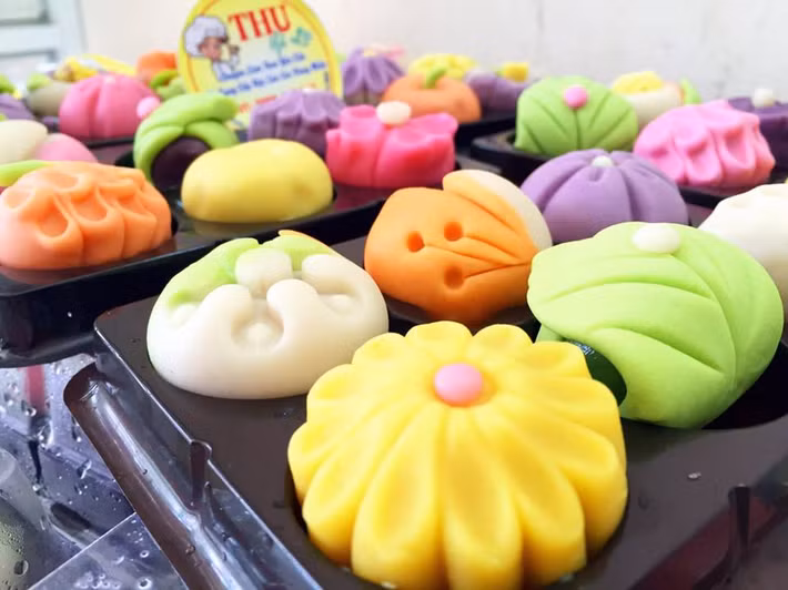 Vào lúc cao điểm, có nơi làm hết công suất vẫn không đủ hàng để bán. Ảnh: TripNow.