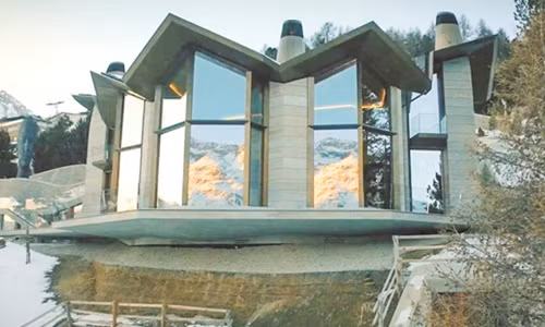 Nằm tại khu nghỉ dưỡng trượt tuyết St. Moritz (Thụy Sĩ), ngôi biệt thự 7 tầng xa xỉ này được xây dựng dưới lòng đất có tên gọi Lonsdaleite hay Ice Palace.