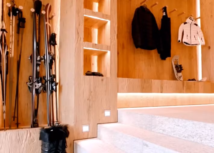 Bên trong biệt thự dưới lòng đất còn có spa chờ đợi sau một ngày trượt tuyết dài.