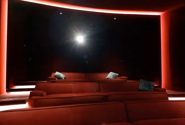 Tuy nhiên, khi xuống cầu thang, một phong cách xa hoa thực sự hiện hữu. Các tiện nghi dưới tầng hầm bao gồm một rạp chiếu phim với giường nằm.