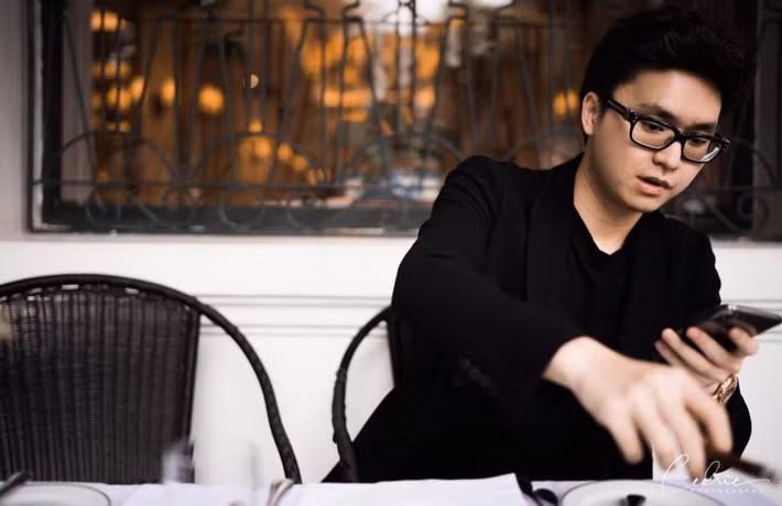 Dù không hoạt động trong ngành giải trí nhưng Phạm Gia Lộc lại khá quen thuộc trong làng showbiz Việt. Anh từng được biết đến qua mối tình đẹp với nữ ca sĩ Văn Mai Hương. Ảnh: Pose.