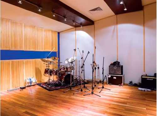 Phòng thiết kế đơn giản, lấy chất liệu gỗ làm chủ đạo với hệ thống đèn chiếu sáng sang chảnh. Ảnh: Nld.