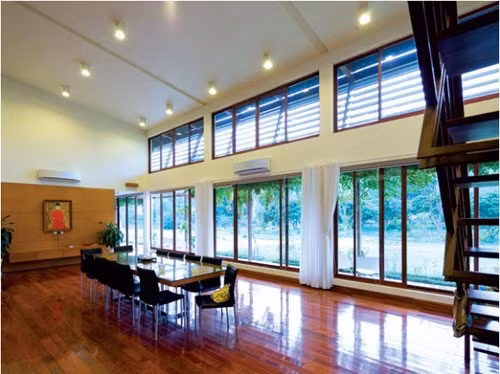 Phòng ăn rộng và có tầm nhìn thoáng ra khu vườn bên ngoài. Ảnh: Nld.