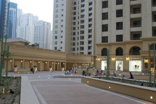 Khởi công xây dựng từ tháng 8/2002, chung cư Jumeirah Beach Residence đã được hoàn thành vào năm 2010. Ảnh: TripAdvisor.