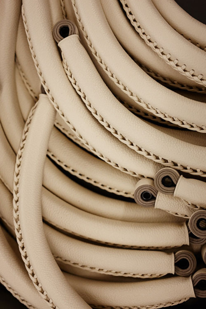 Louis Vuitton có cả một đội nhân viên chỉ đảm nhận nhiệm vụ đếm các mũi chỉ trên quai túi.