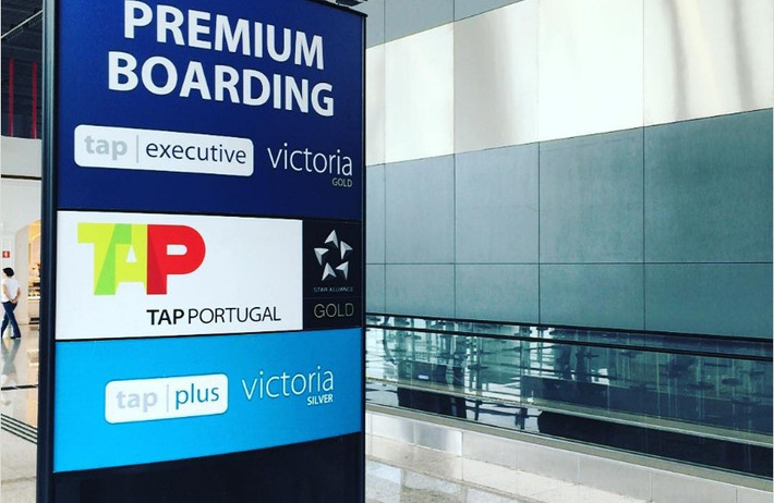 Với giá vé Executive hoặc Top Executive, khách hàng sẽ được tới phòng chờ độc quyền. Tại sân bay Humberto Delgado (Lisbon), phòng chờ rộng tới 850 m2 có khu nghỉ ngơi, phòng tắm, quầy bar và khu vực dành cho trẻ em.