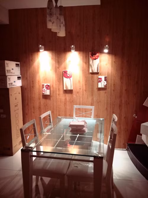 Bàn ăn màu trắng hiện đại. Ảnh: Khám phá.