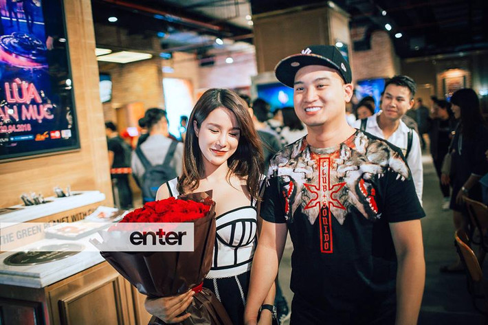 Cặp đôi luôn quấn quýt bên nhau không rời. Ảnh: Enter.