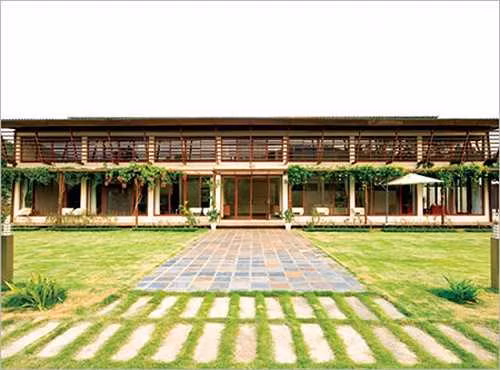  Biệt thự của Mỹ Linh gần như được xây thành một khu biệt phủ. Ảnh: Vietnamnet.