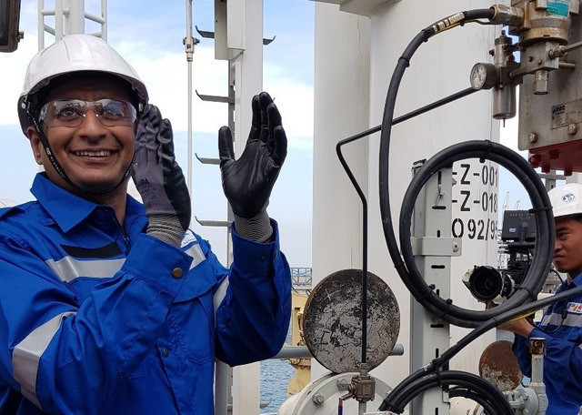 Chiều 1/5, Nhà máy Lọc hóa dầu Nghi Sơn (Thanh Hóa) đã xuất xưởng thành công lô sản phẩm thương mại đầu tiên, 5.000m3 xăng RON 92, đáp ứng tất cả các tiêu chuẩn kỹ thuật và xuất bán phục vụ nhu cầu tại thị trường Việt Nam. Ảnh: Lao động.