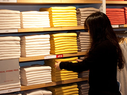 Những năm đầu 1990, nền kinh tế Nhật Bản suy thoái và quần áo giá rẻ của Uniqlo nhanh chóng trở nên phổ biến. Ảnh: BI.