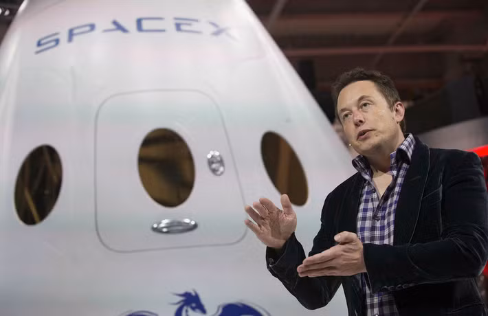 Sau đó, Musk thành lập công ty khám phá vũ trụ SpaceX. Một vài năm sau, ông tiếp tục đồng sáng lập ra công ty xe hơi điện Tesla, và nhà cung cấp hệ thống điện mặt trời SolarCity.