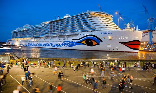 Điểm nhấn bên ngoài chiếc siêu du thuyền là một khuôn mặt tươi trên thân tàu.