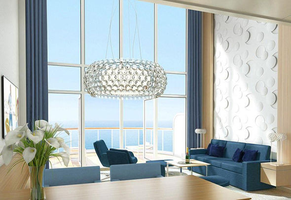 Đặc biệt, siêu du thuyền này còn có căn hộ penthouse 2 tầng với vật liệu kính trong suốt từ trần đến sàn.