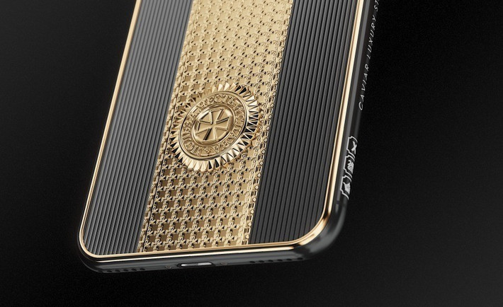 Đó là 2 mẫu iPhone "Leader Putin Inauguration" có giá 258.000 rúp (gần 93 triệu VNĐ) và "Caviar Inauguration" có giá 219.000 rúp (gần 79 triệu VNĐ).