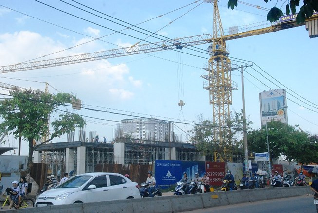 Trước đó, tháng 3/2017, tại công trình xây dựng Topaz Home (số 102 đường Phan Văn Hớn, P.Tân Thới Nhất, Q.12, TP HCM) xảy ra sự cố ngã đổ cần cẩu thi công vào khu dân cư lân cận khiến ba người bị thương. Ảnh: Plo.