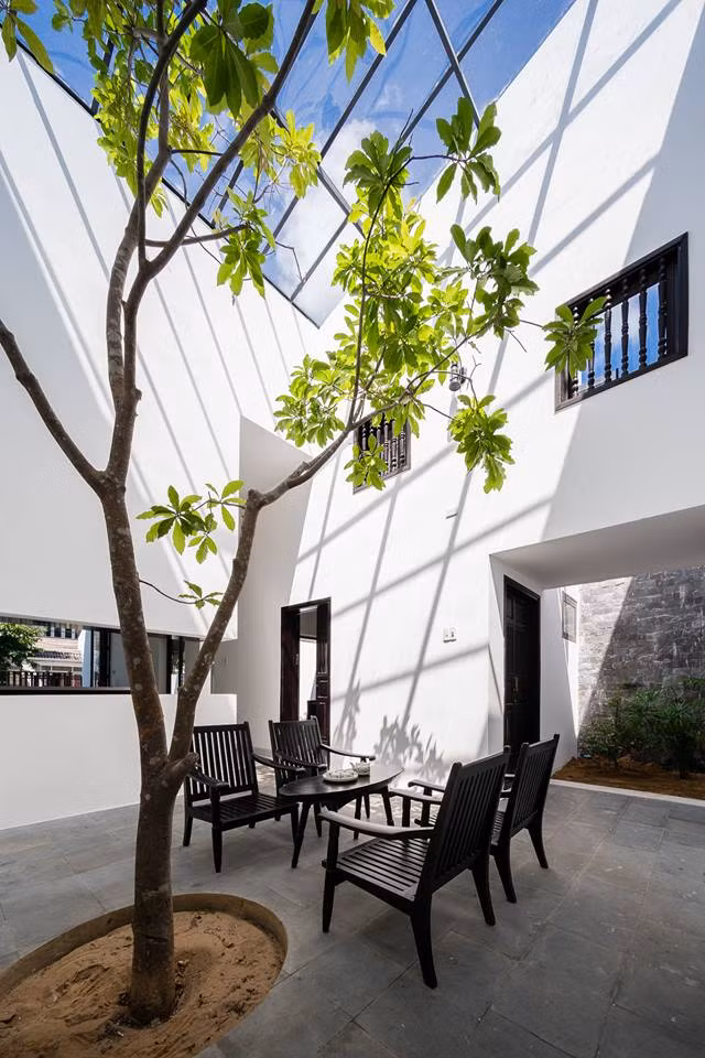 Tận dụng lợi thế đất rộng, kiến trúc sư nhiều khoảng vườn cho gia đình nghỉ ngơi.