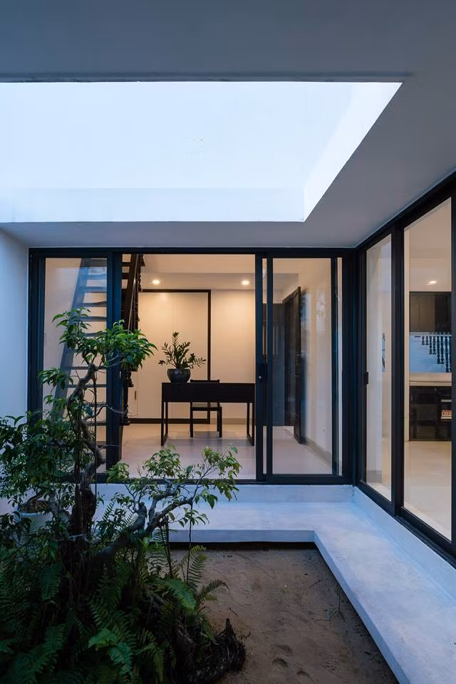 Những món nội thất bằng chất liệu gỗ mộc sẫm màu thể hiện đúng theo tinh thần của ngôi nhà hiện đại giao thoa với truyền thống. Nguồn ảnh: 6717 Studio.