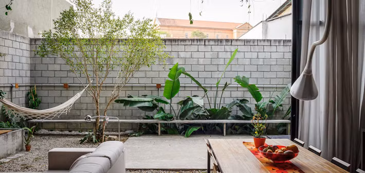 Khoảng sân sau được bố trí những bụi cây cảnh nhỏ làm không gian thư giãn.