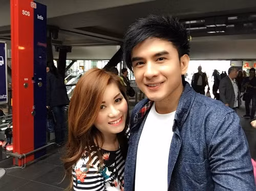 Vợ nam ca sĩ Đan Trường là doanh nhân Thủy Tiên, một thương gia người Mỹ gốc Việt. Năm 2009, cô thành lập một công ty tài chính ở Mỹ và hoạt động khá thành công khi liên tục tổ chức các show diễn lớn cho các nghệ sĩ trong nước đến với xứ sở cờ hoa. Ảnh: Vietnamnet.