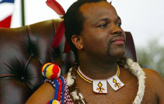 Lối sống cực kỳ xa hoa của vị vua Mswati III từng bị người dân phản đối mạnh mẽ khi mà 70% dân số “đau khổ vì nghèo đói. Nguồn ảnh: Allafrica.