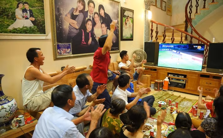 Màn hình ti vi cỡ lớn đặt tại phòng khách. Ảnh: Zing.