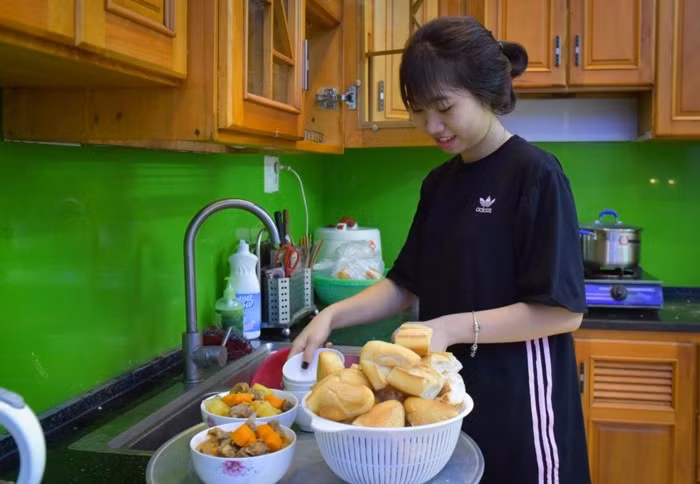 Khu bếp không rộng nhưng đầy đủ tiện nghi. Ảnh: Zing.