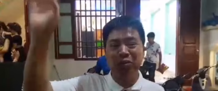 Hệ thống cửa bằng gỗ chắc chắn. Ảnh: Dân Việt.