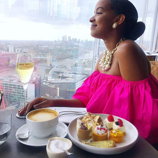 Lucy tận hưởng cuộc sống giàu có của mình bằng những chuyến du lịch khắp nơi, dùng đồ hàng hiệu đắt tiền hơn so với phần đông người ở đất nước Uganda.