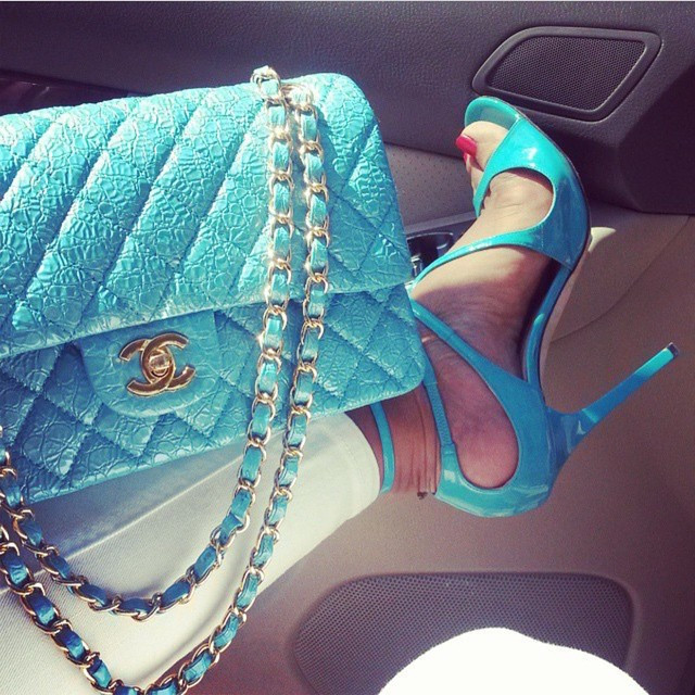 Trái ngược với phần đông người dân còn sống trong nghèo khổ, tiểu thư nhà giàu Haiti vẫn sống trong nhung lụa của những món đồ hàng hiệu đắt tiền.