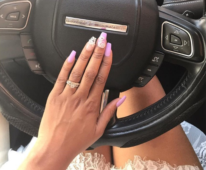 Cô nàng còn sở hữu hàng loạt siêu xe và phụ kiện thời trang đắt tiền.