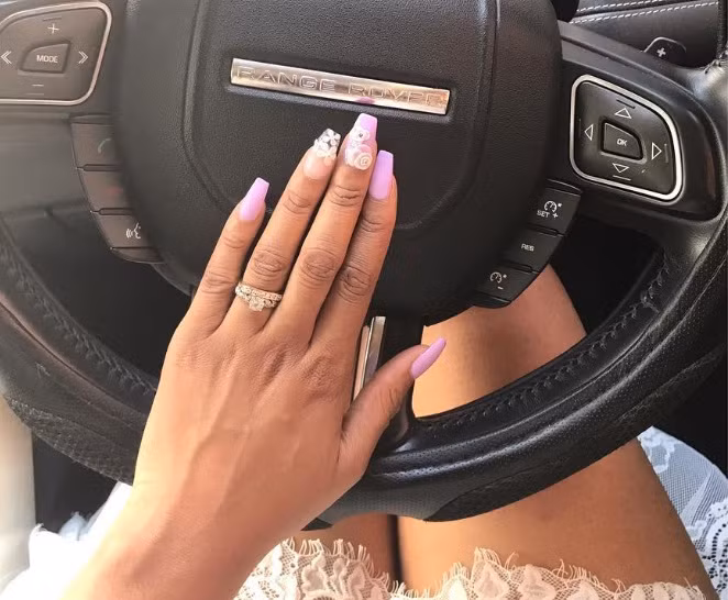 Cô nàng còn sở hữu hàng loạt siêu xe và phụ kiện thời trang đắt tiền.